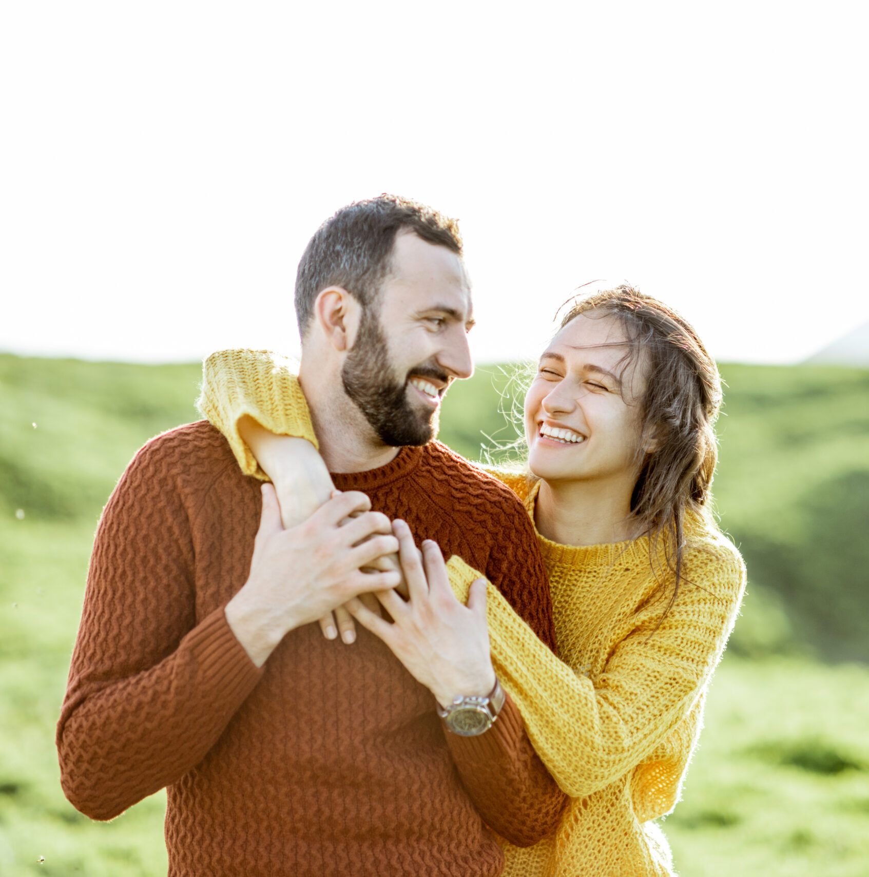 Ein glückliches Paar genießt einen sonnigen Tag auf einer grünen Wiese